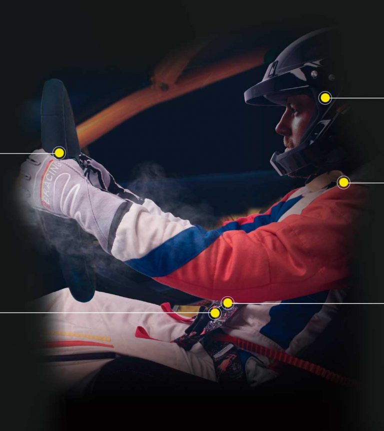 Fahrer mit TBRacing Sicherheitsausrüstung – Helm, Sicherheitsgurt und Lenkrad